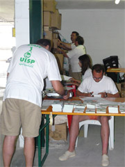 Volontari Uisp al lavoro nei sotterranei del Villaggio dello Sport